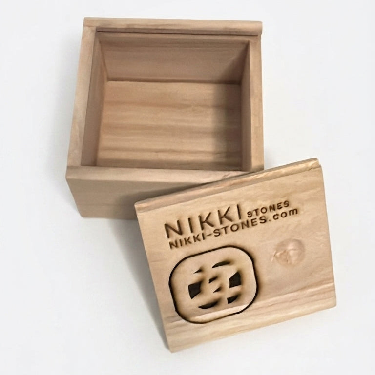 Holzbox mit Gravur – 8,4 × 8,5 × 5 cm (B × T × H)