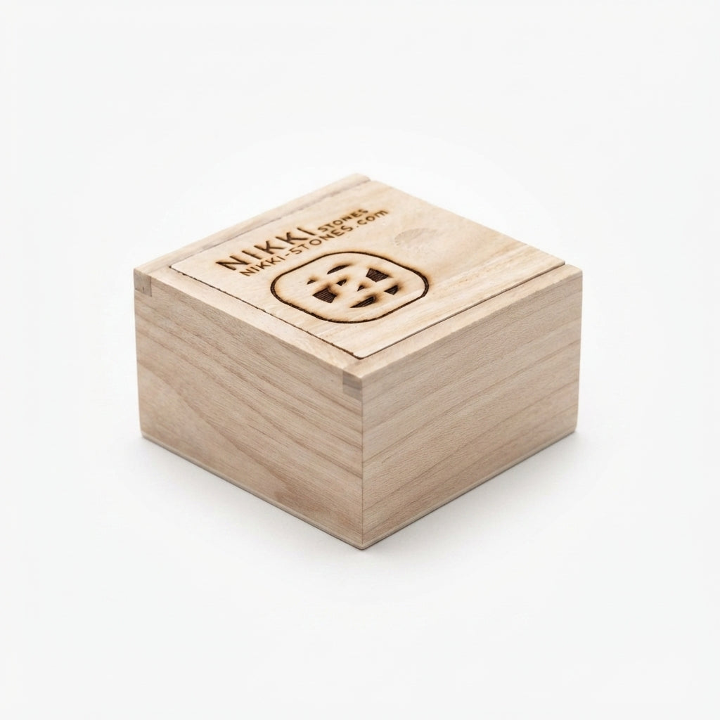 Holzbox mit Gravur – 8,4 × 8,5 × 5 cm (B × T × H)