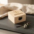Holzbox mit Gravur – 7,9 × 7,7 × 4,3 cm (B × T × H)