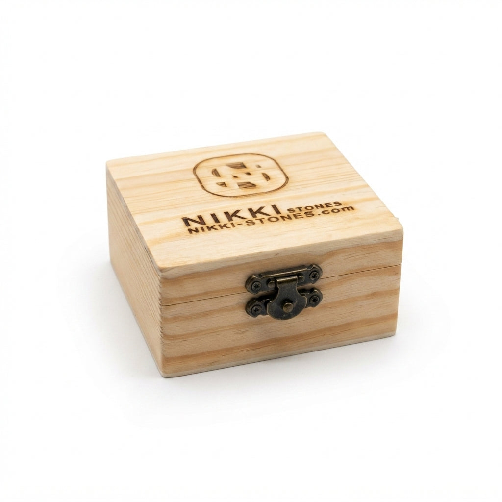 Holzbox mit Gravur – 7,9 × 7,7 × 4,3 cm (B × T × H)