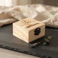 Holzbox mit Gravur – 6,9 × 6,9 × 3,8 cm (B × T × H)
